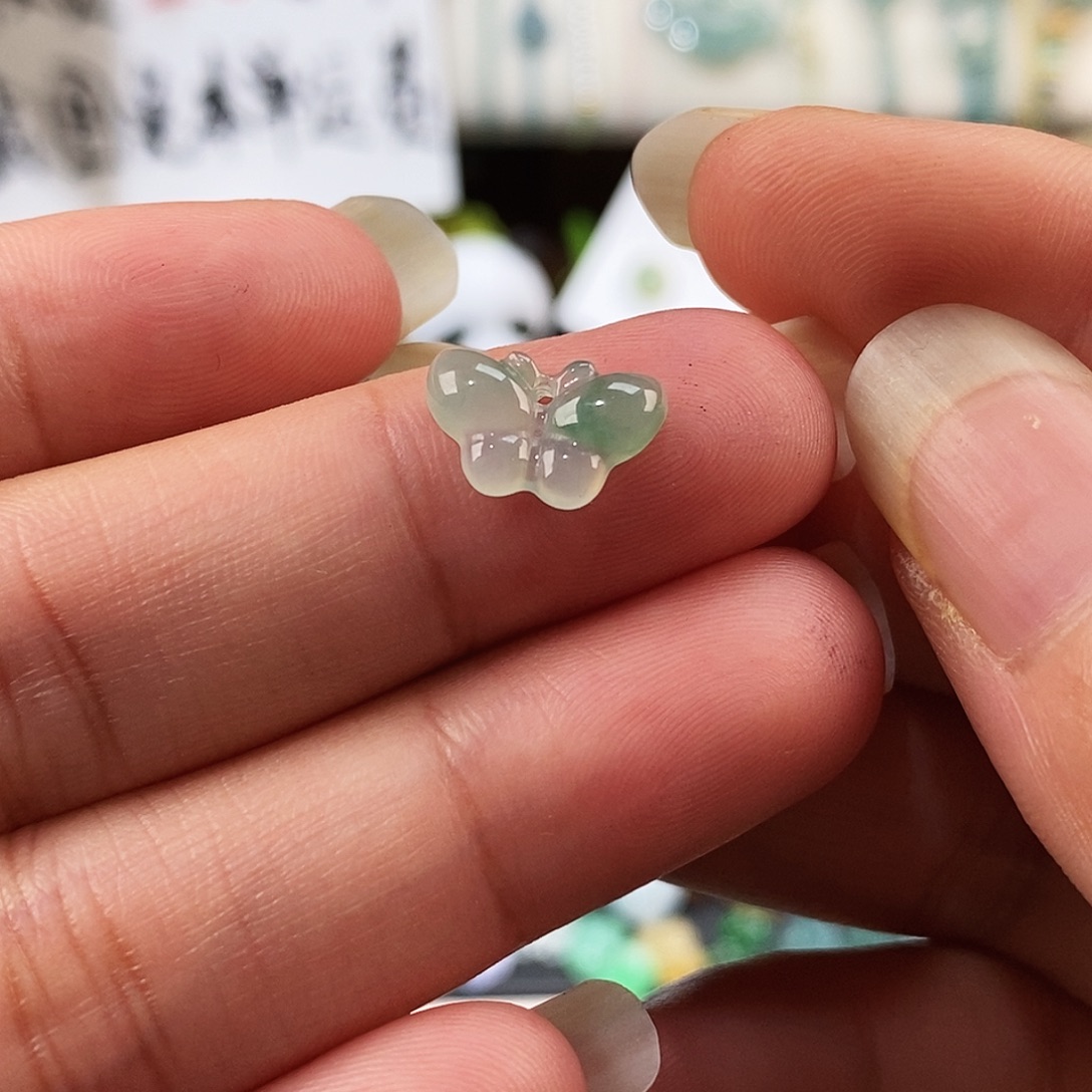 翡翠未镶嵌颈饰飘花蝴蝶