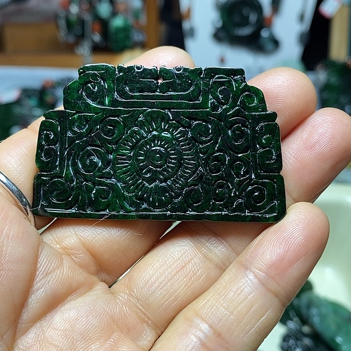 翡翠未镶嵌吊坠(赠链)