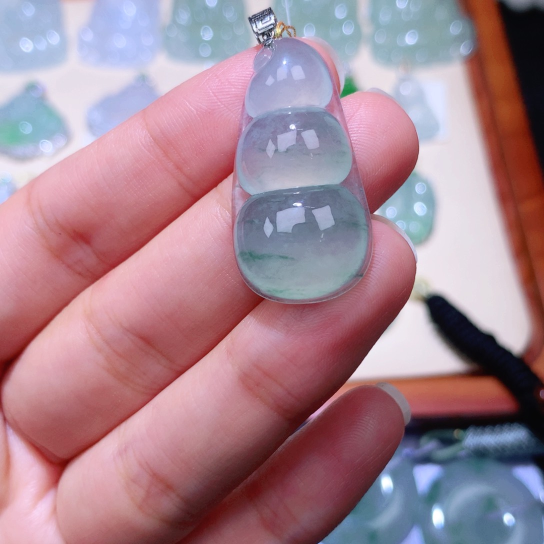 颈饰18K金镶嵌翡翠福豆