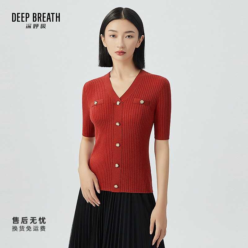 DEEP BREATH深呼吸女装纯羊毛V领装饰扣半袖坑条针织衫女A301210