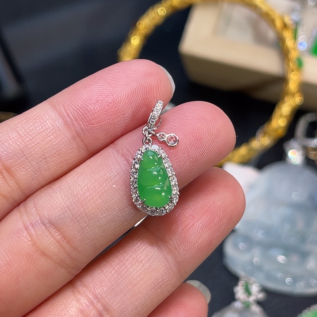 翡翠18K金镶嵌颈饰阳绿福豆