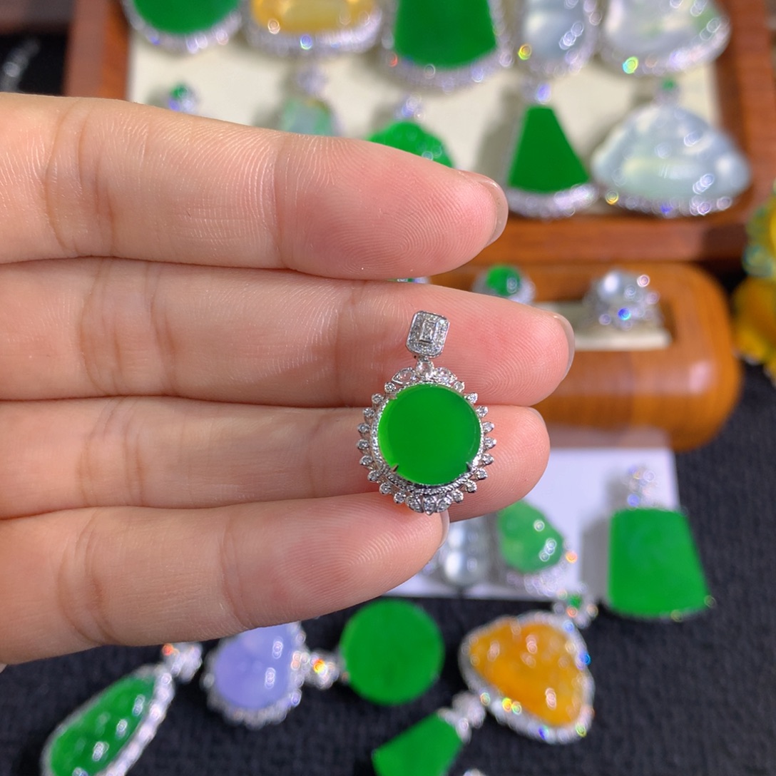 ****翡翠18K金镶嵌颈饰