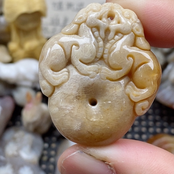 颈饰未镶嵌硅化珊瑚（珊瑚玉）