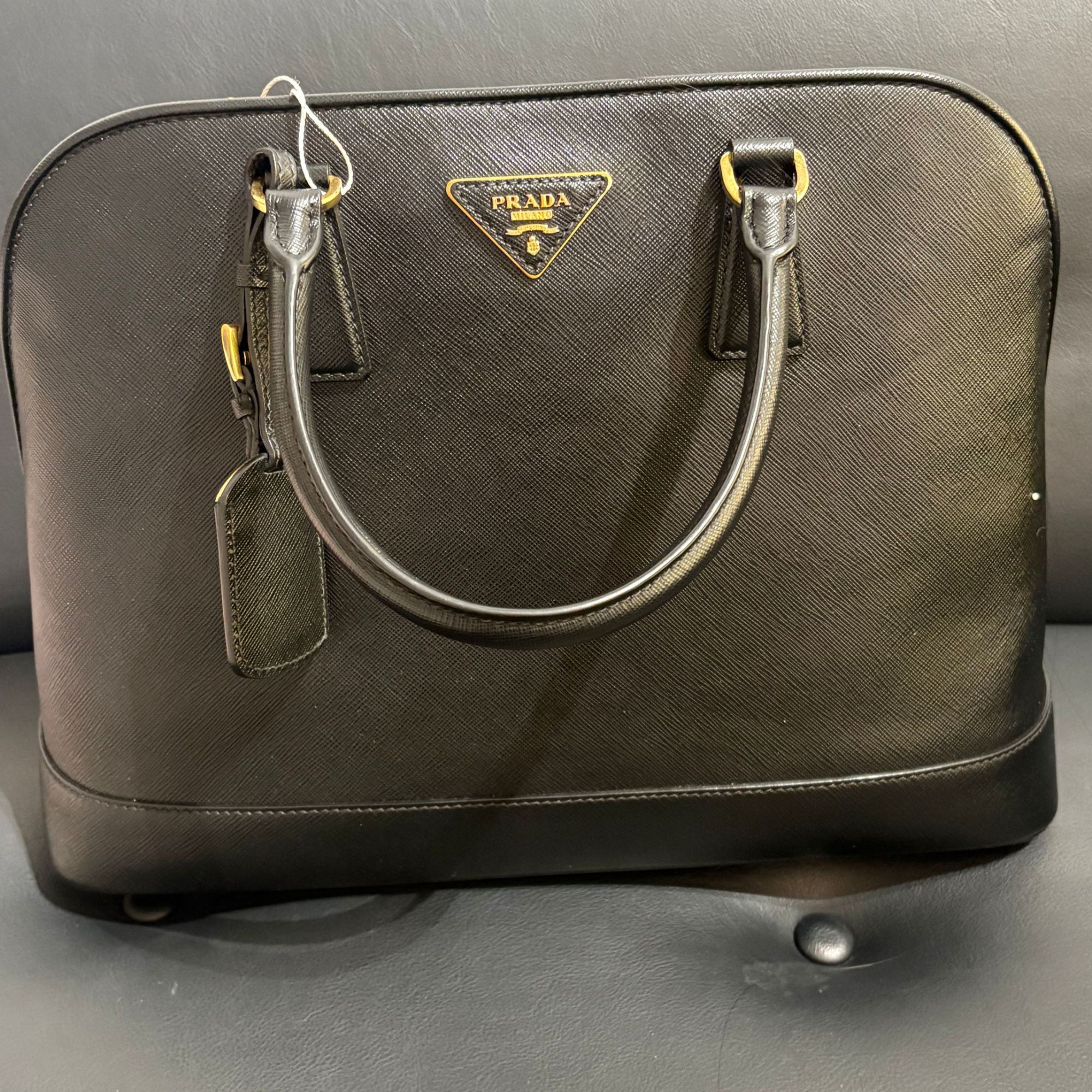 99新 Prada/普拉达 prada 黑金贝壳包0051