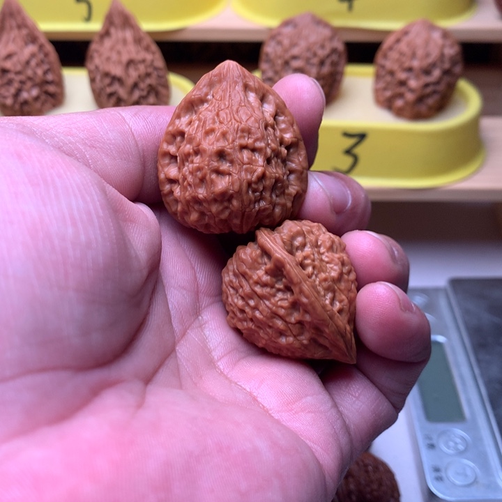 青***间吊坠桃核一抹红好看