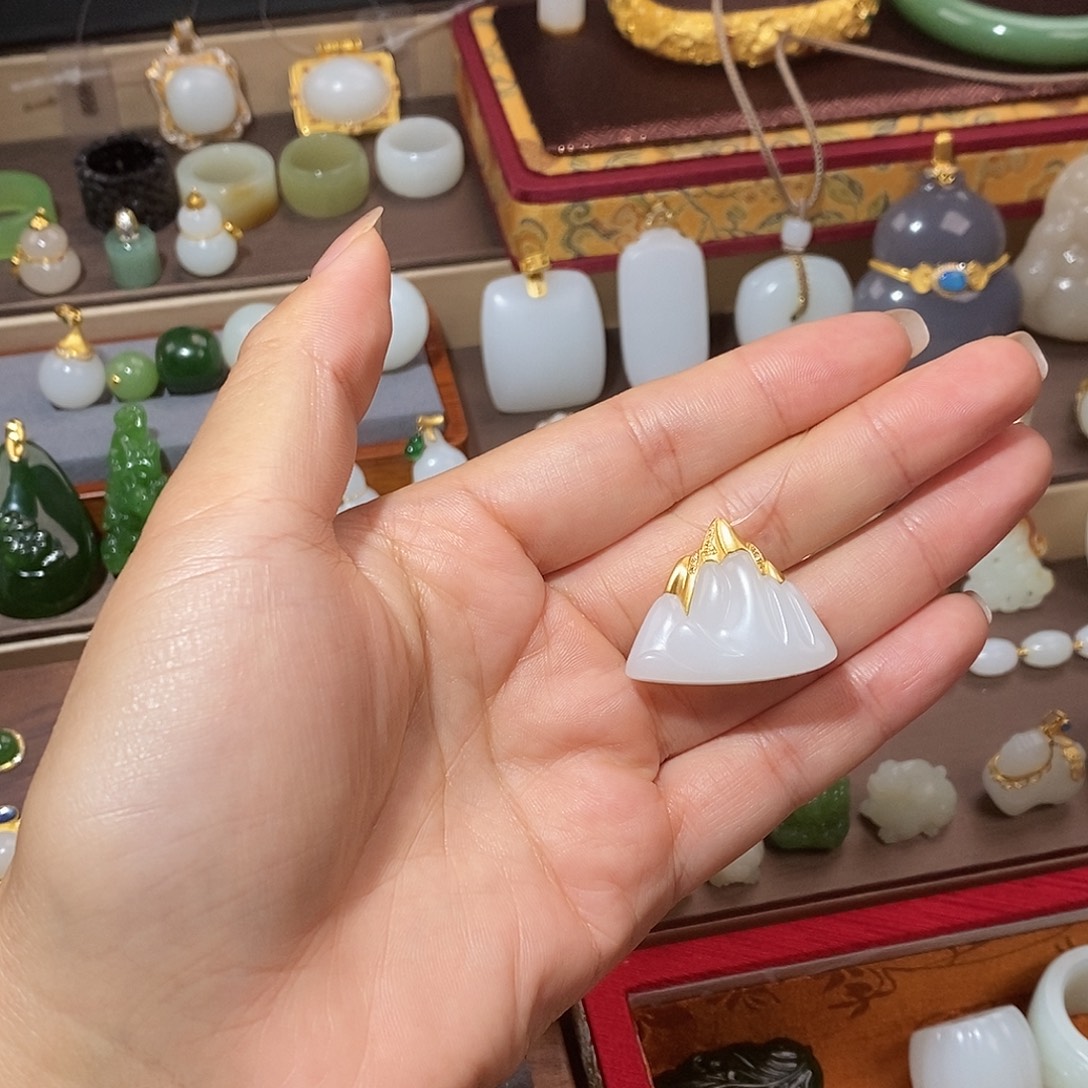 和田玉（糖玉）18K金镶嵌颈饰