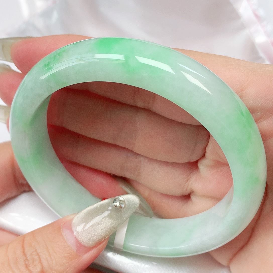 翡翠手镯未镶嵌抖音558