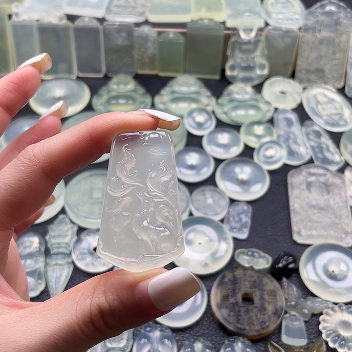 岫玉未镶嵌颈饰九尾狐