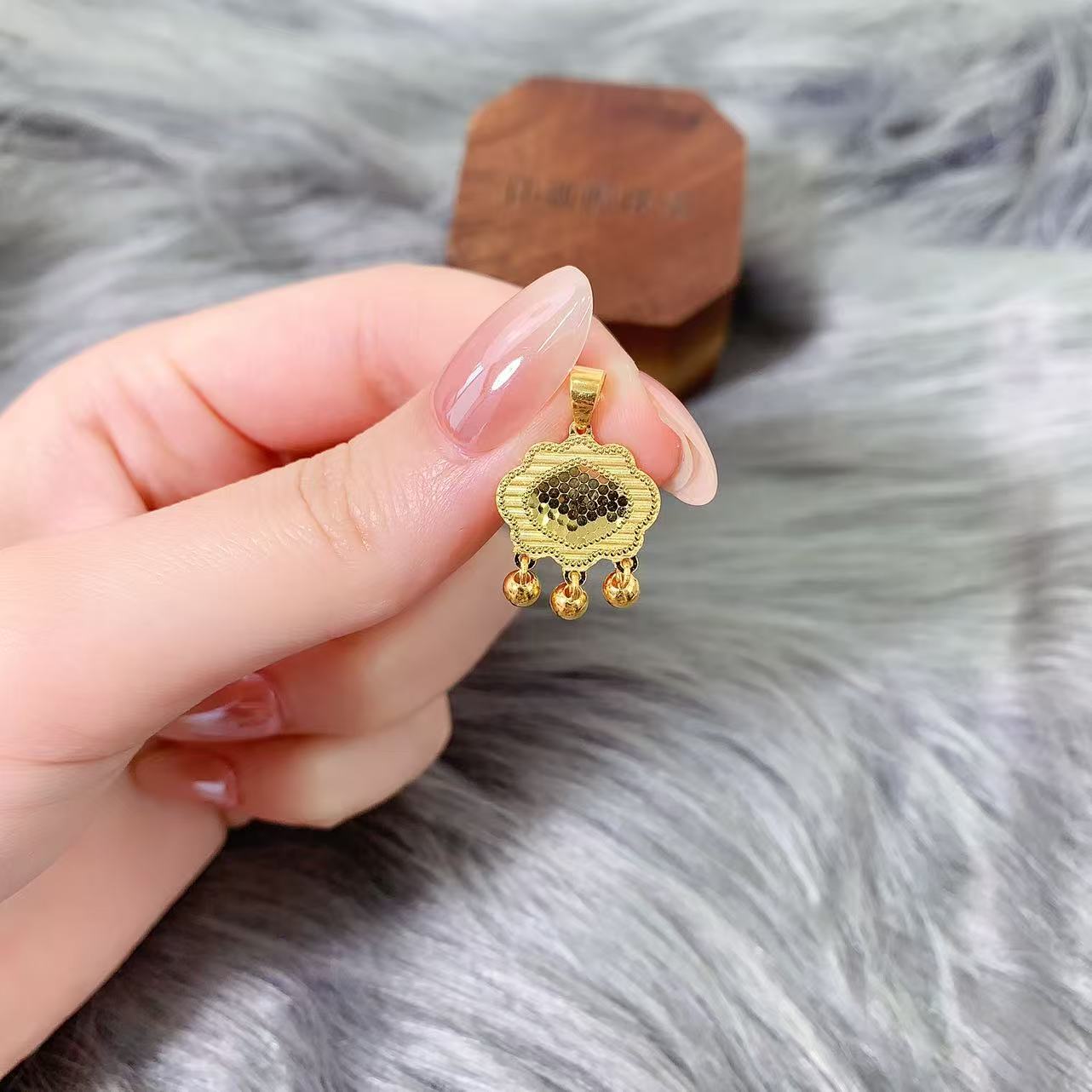 【伟新源】足金999 5G工艺 鱼鳞小锁3.01克（不含链）
