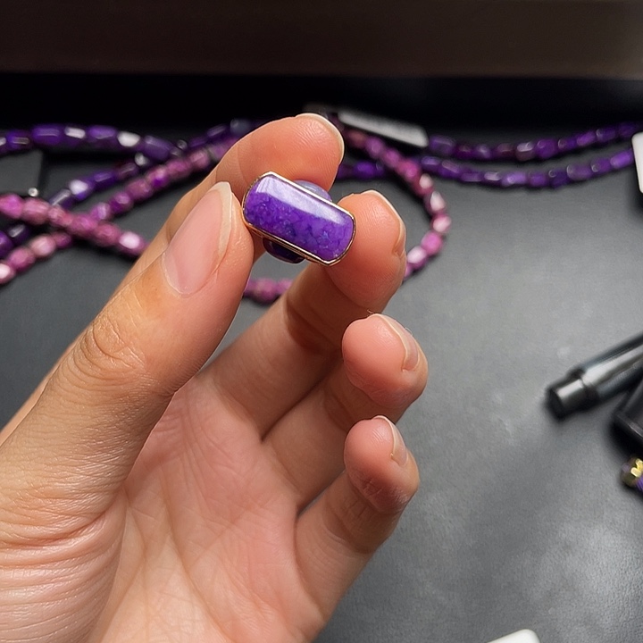 玉***娃苏纪石（舒俱来）18K金镶嵌吊坠