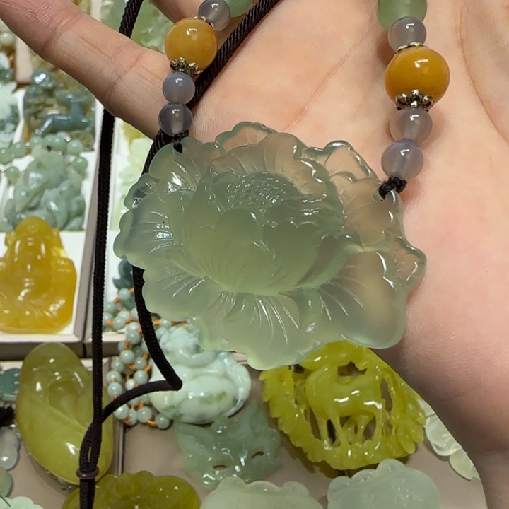 蛇纹石玉吊坠未镶嵌