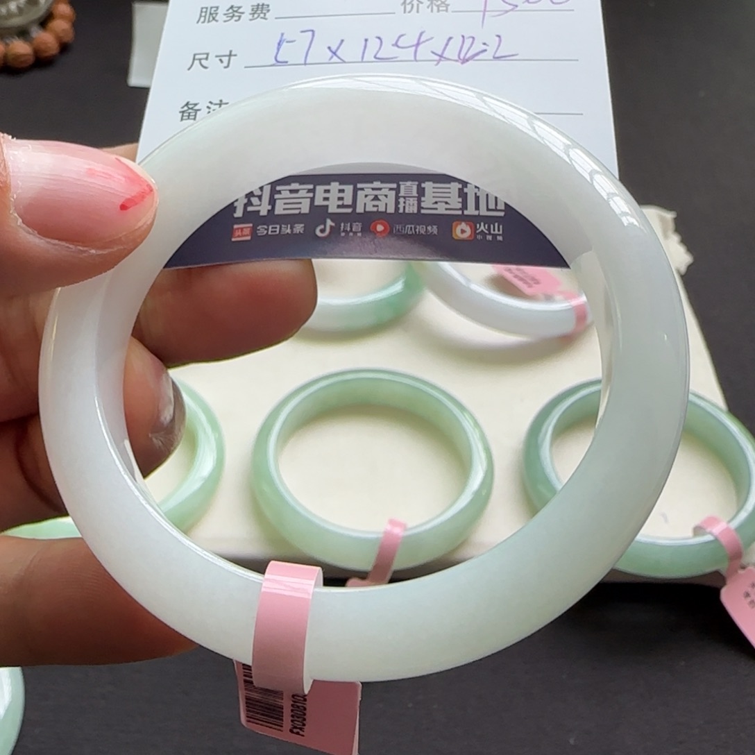 翡翠手镯未镶嵌心*天然A货翡翠手镯