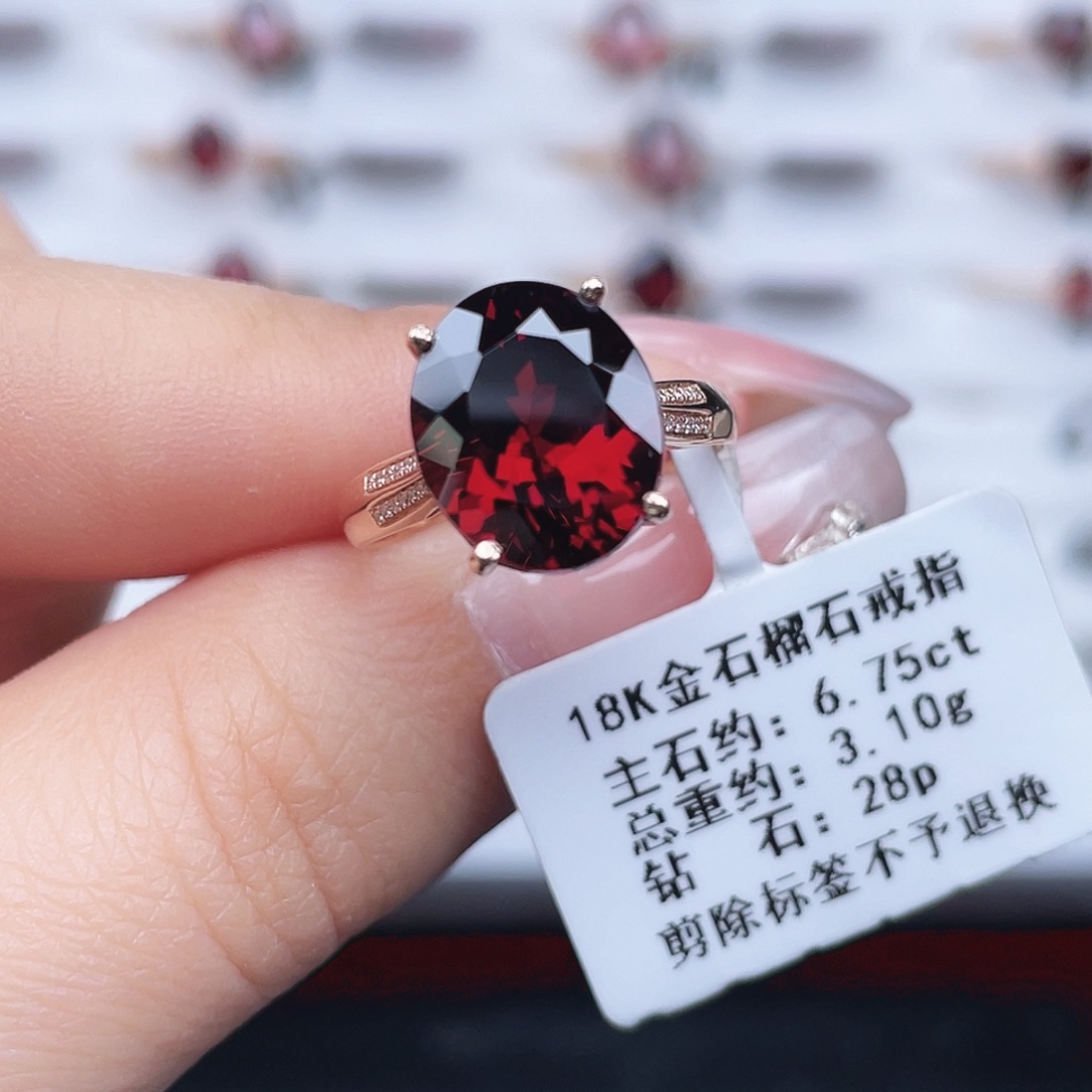 18K金镶嵌戒指石榴石