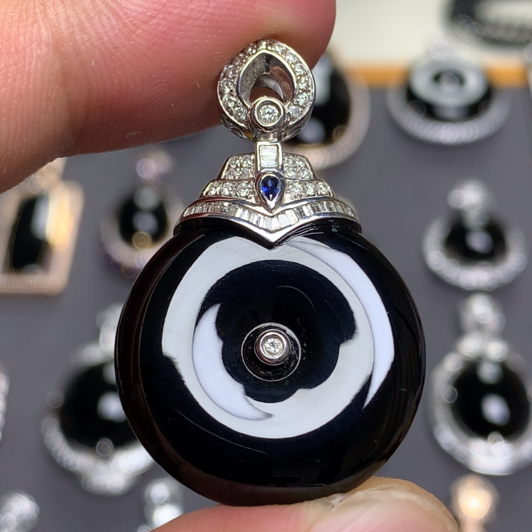 翡翠18K金镶嵌颈饰墨翠平安扣