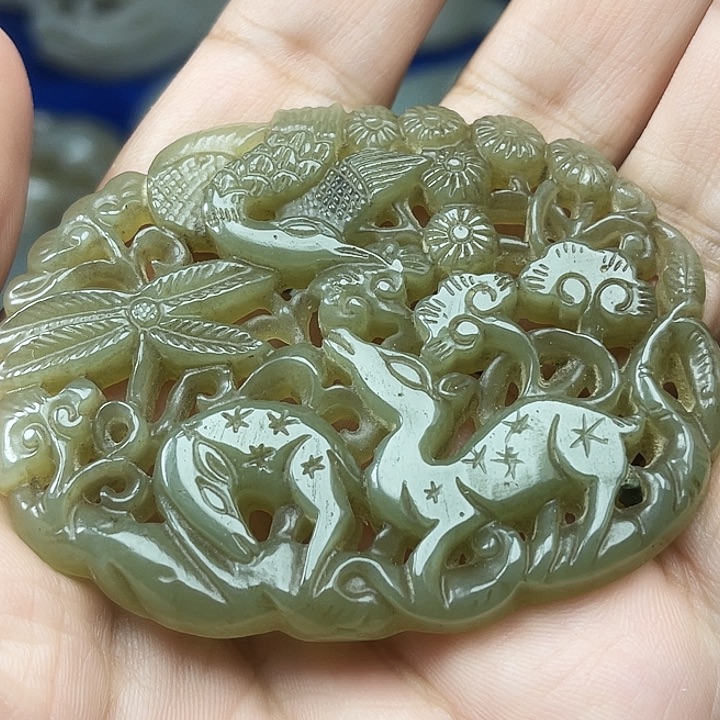 颈饰未镶嵌和田玉（青白玉）
