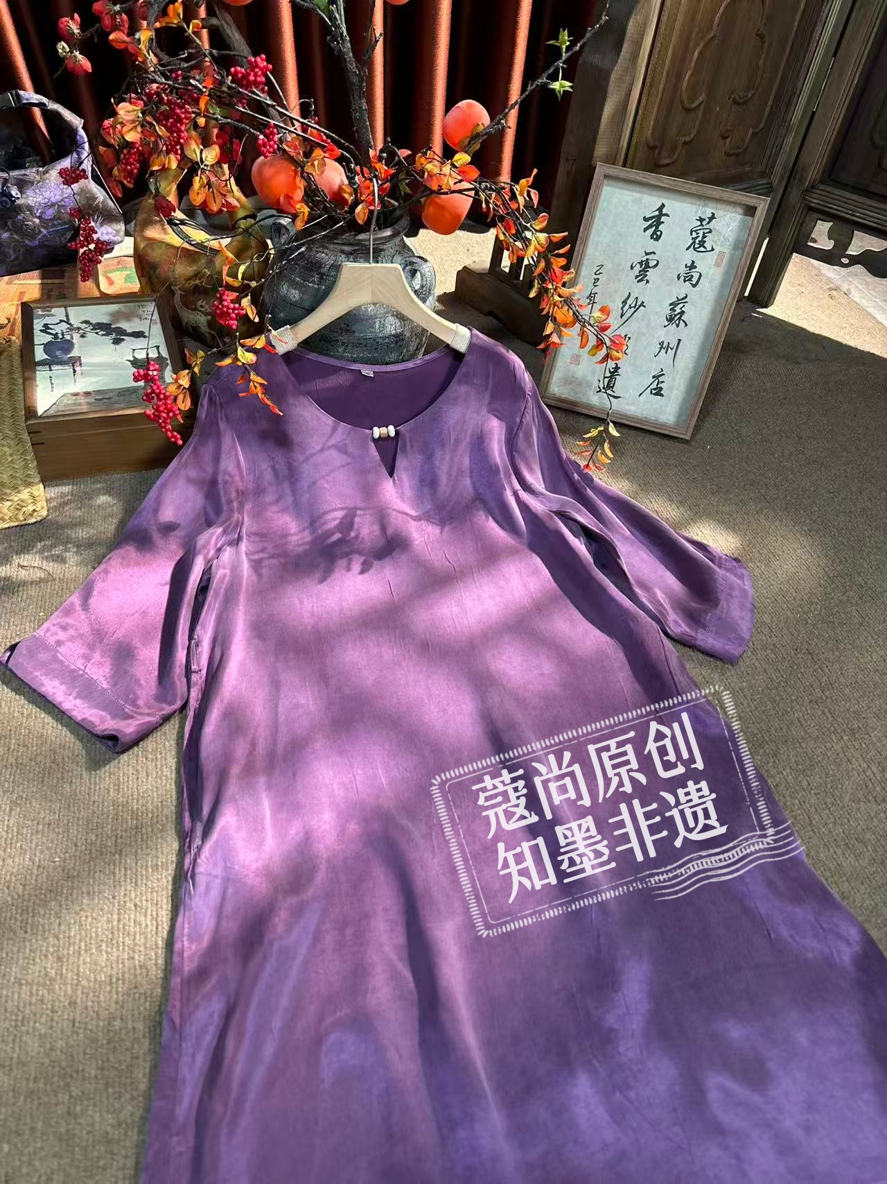 冬季新款新中式国风宽松显瘦纯色圆领轻奢缎面挂霜连衣裙