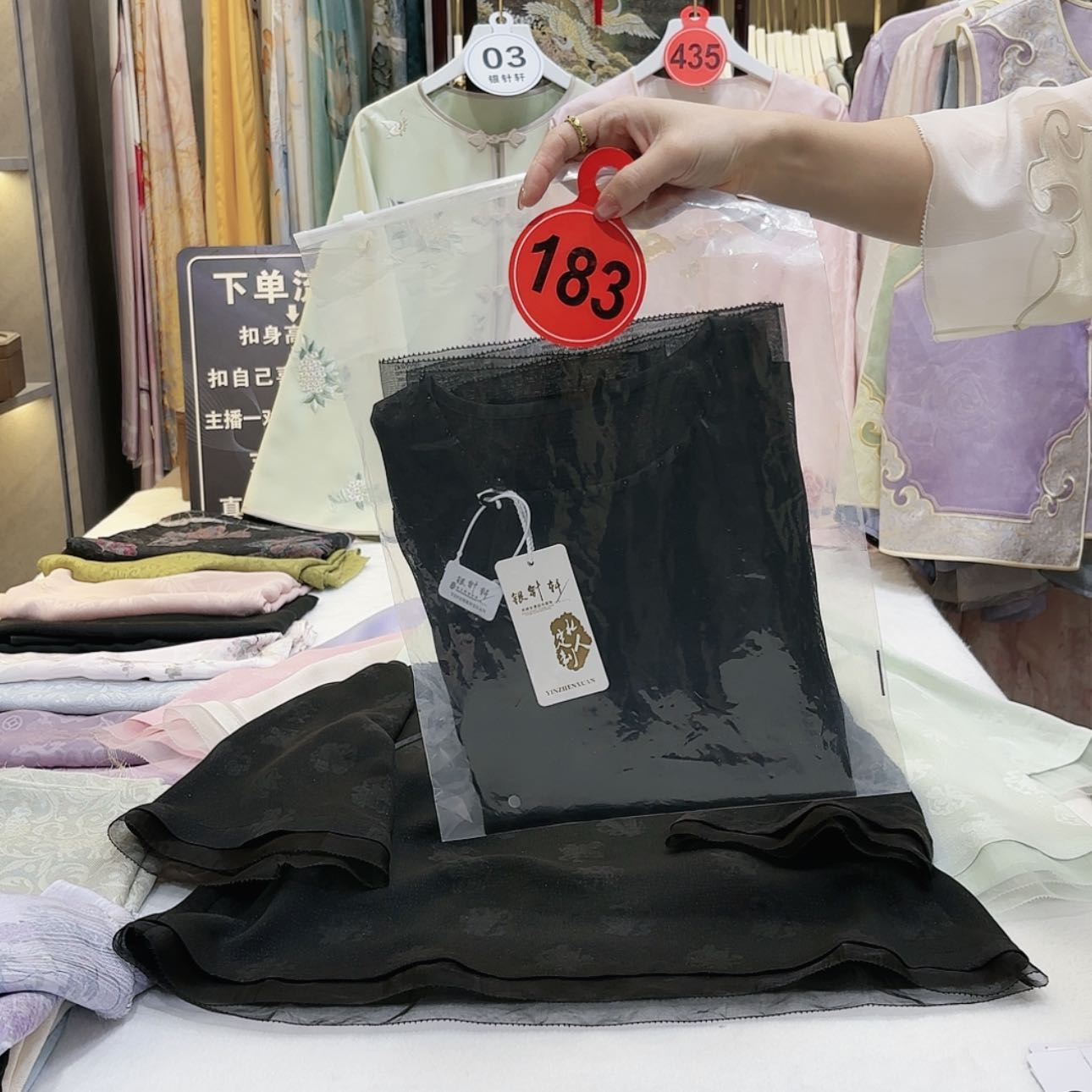 【闪购商品】卡*苏绣的艺术品是一个人在