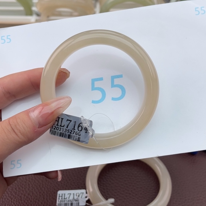 和田玉未镶嵌手镯不***?