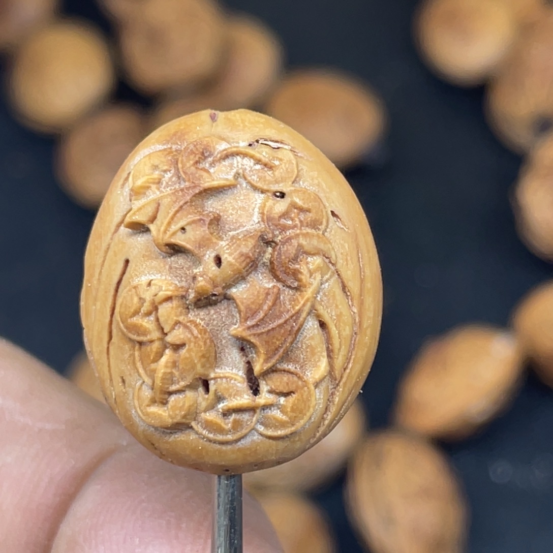 归***真桃核雕刻福在眼前