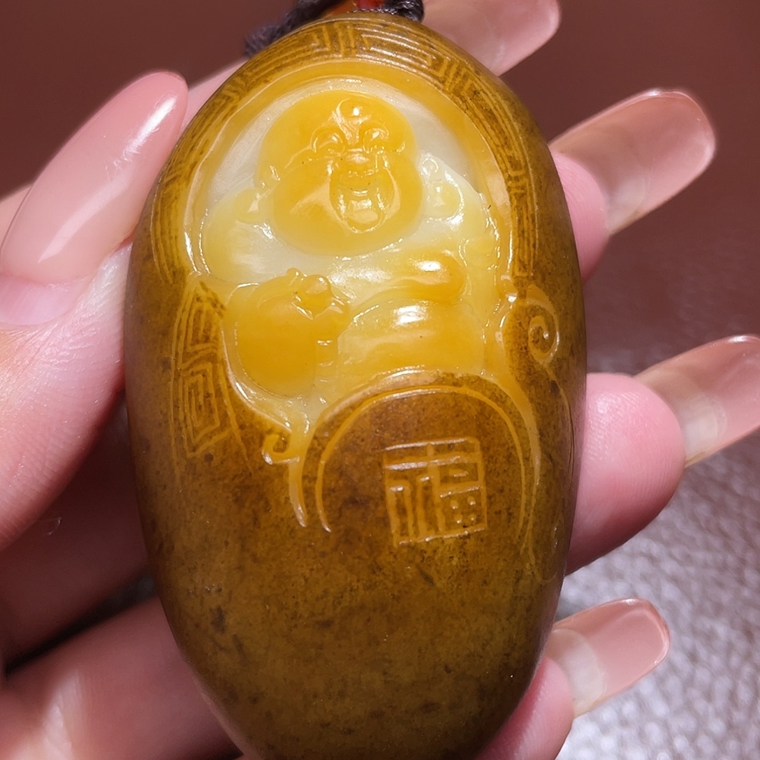 陈***林和田玉未镶嵌颈饰