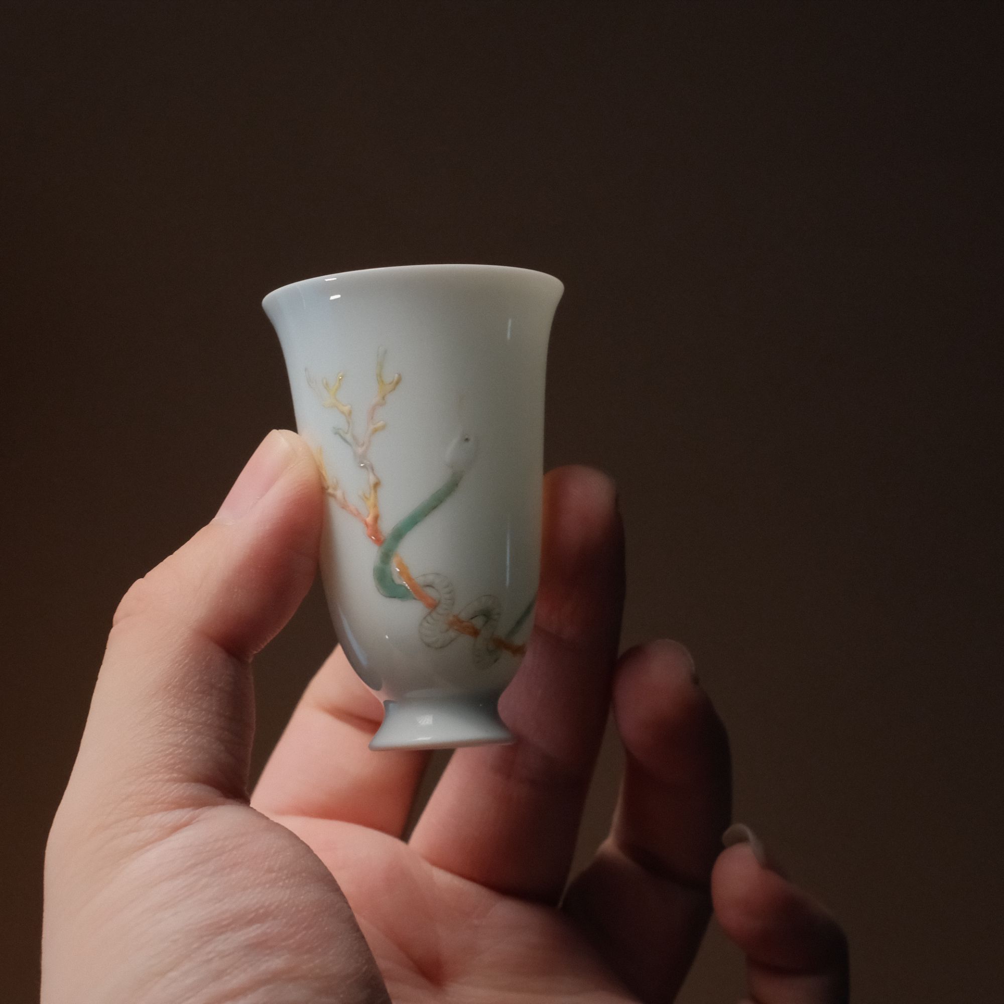 当代 毛不拔老师手绘《乙巳大吉》蛇纹主人杯闻香杯清供图