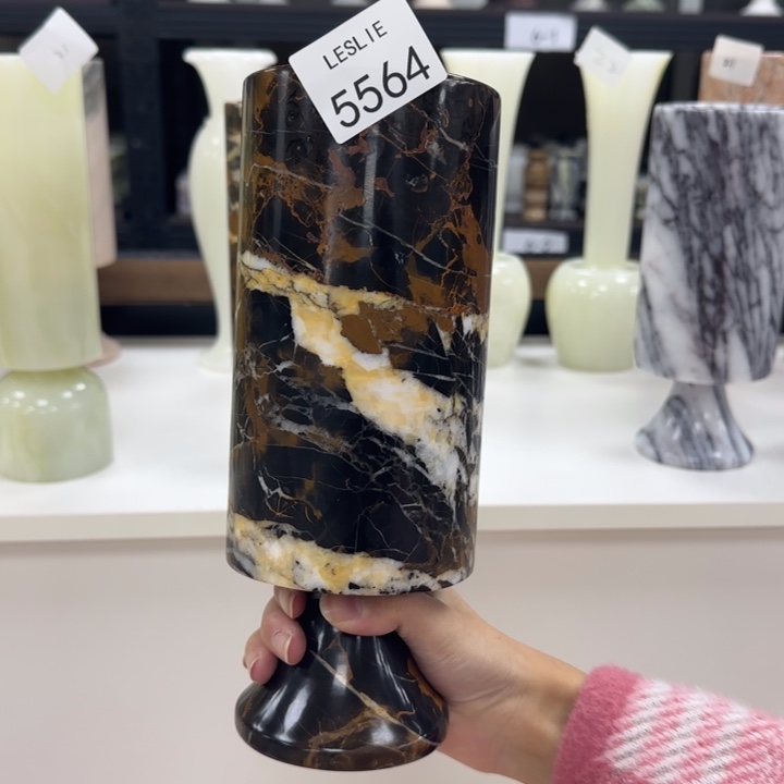 X564。           花 瓶