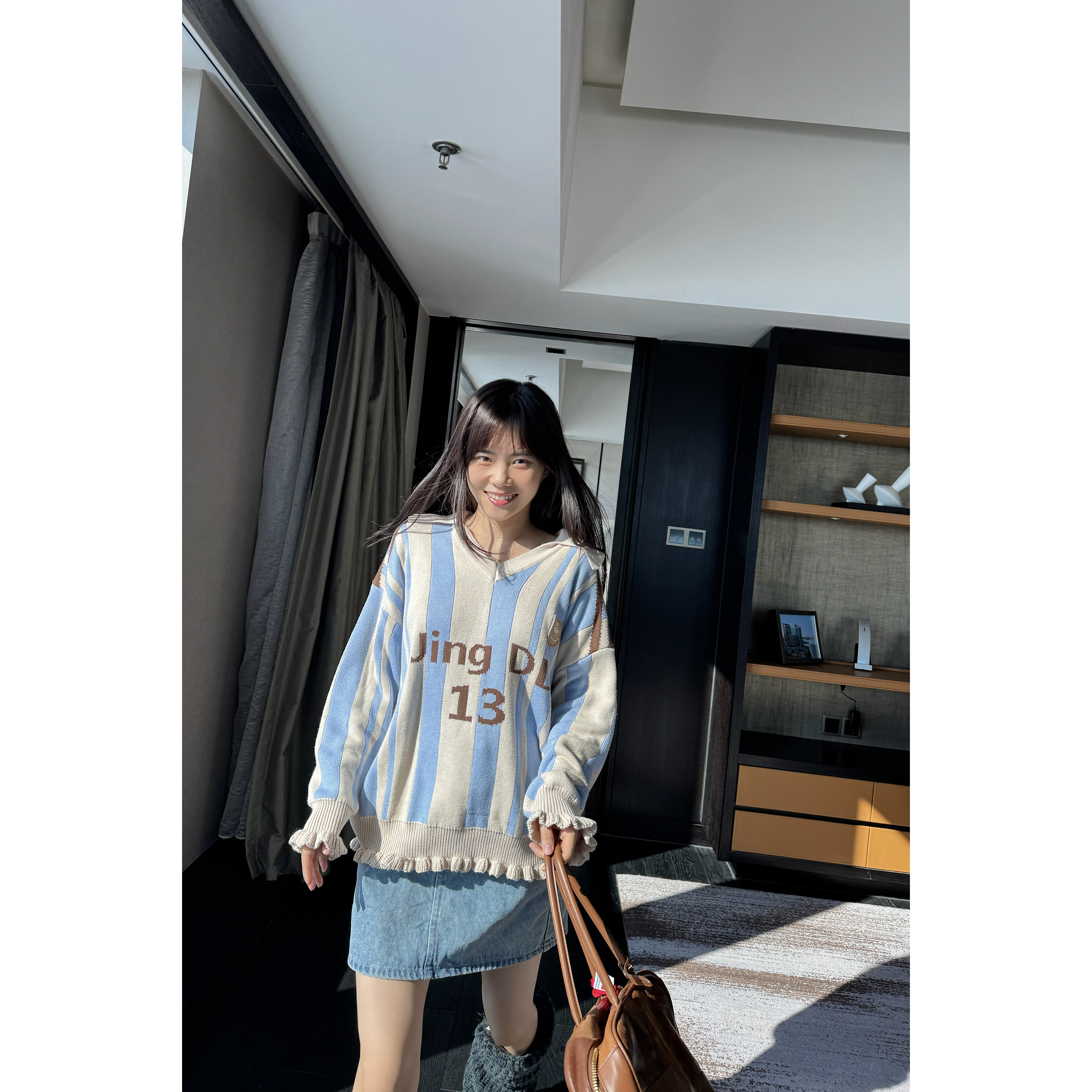 井迪儿【空间】小V领休闲风搭杏色蓝色条纹撞色毛衣花边袖上衣