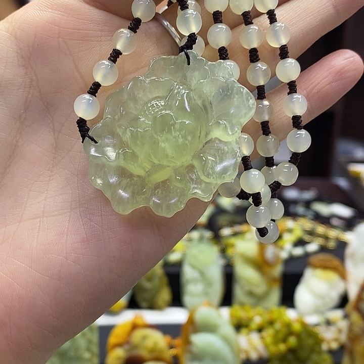 蛇纹石玉未镶嵌颈饰