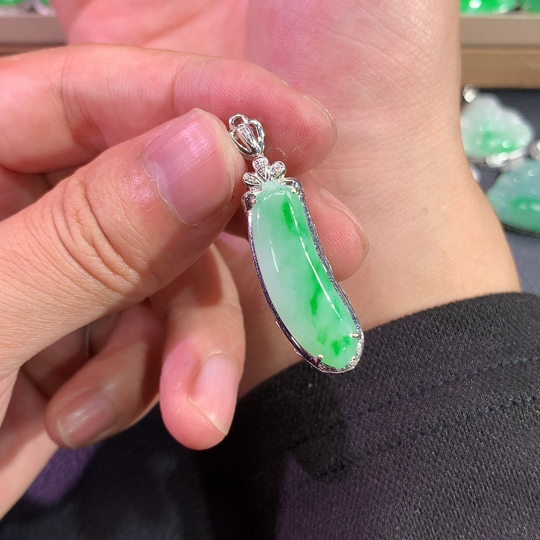 翡翠吊坠(赠链)18K金镶嵌