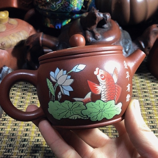 紫砂茶壶圆光泥料手工制作的紫砂壶。