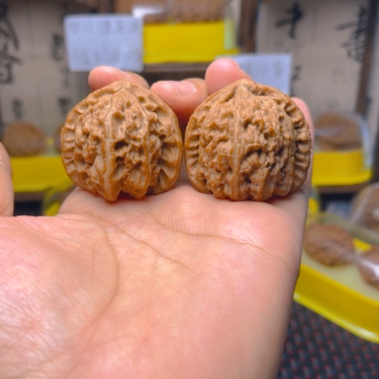 文玩核桃吊坠白狮