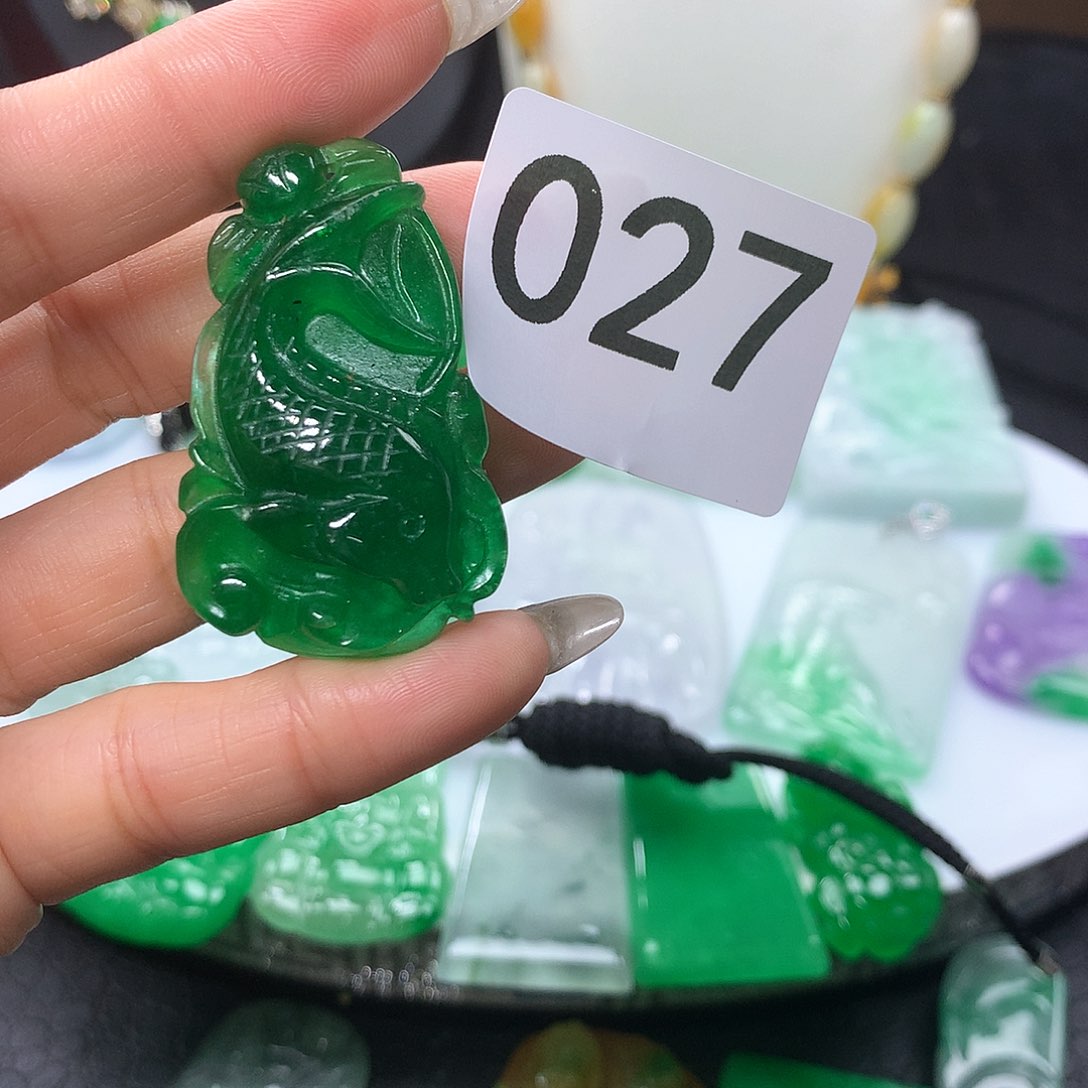 翡翠吊坠(赠链)未镶嵌