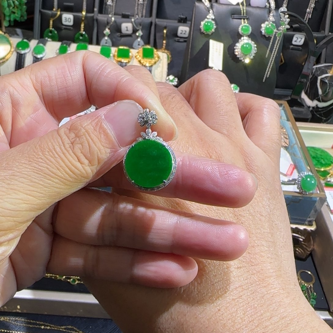 翡翠18K金镶嵌颈饰吊坠