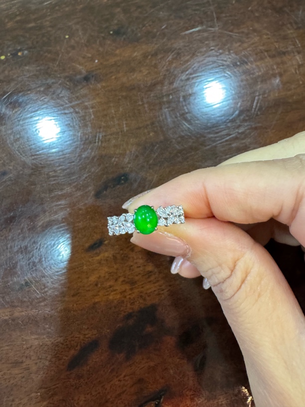 龙石种翡翠蛋面戒指