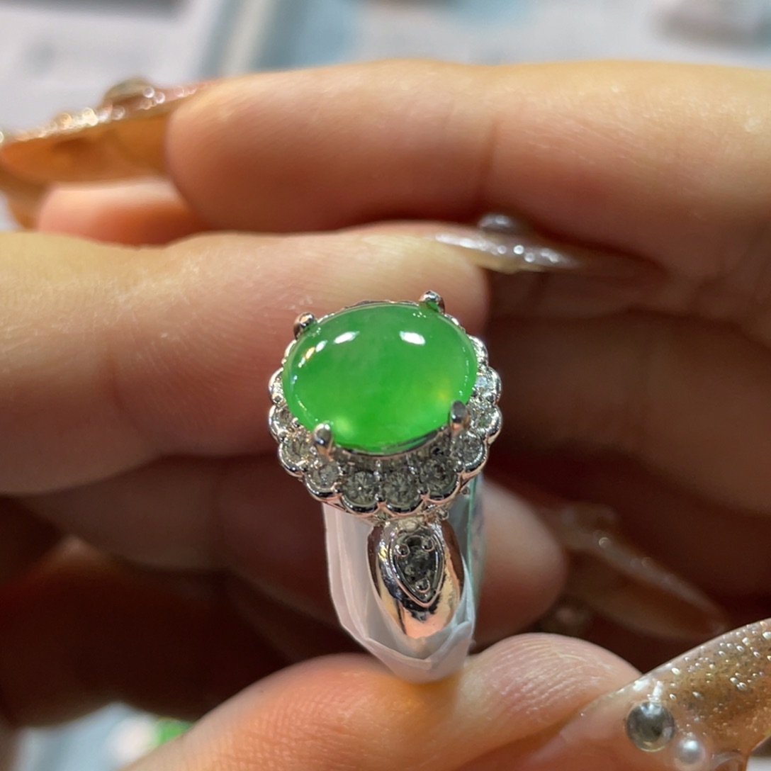 翡翠颈饰未镶嵌绿蛋