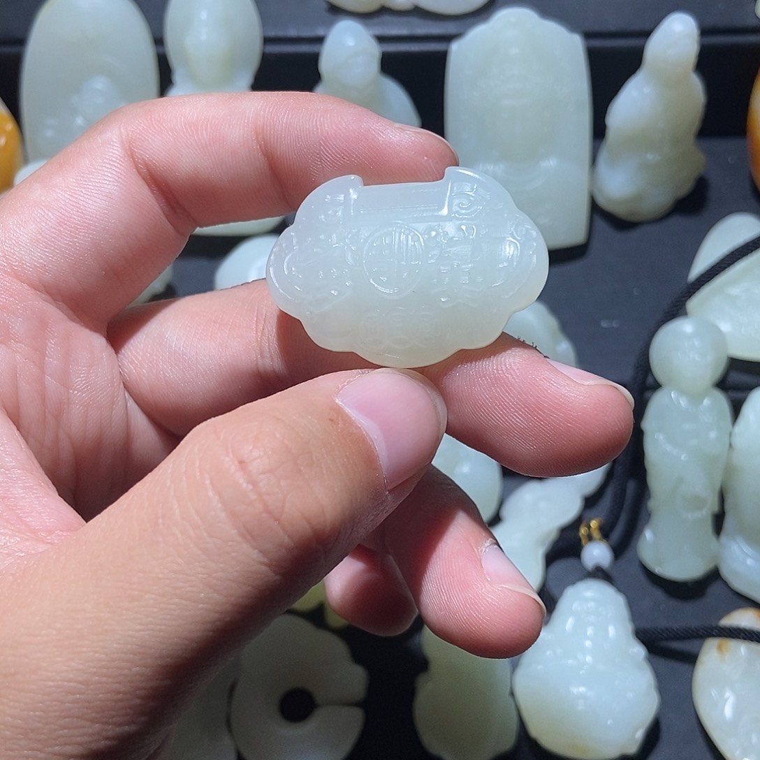 完***生和田玉未镶嵌颈饰