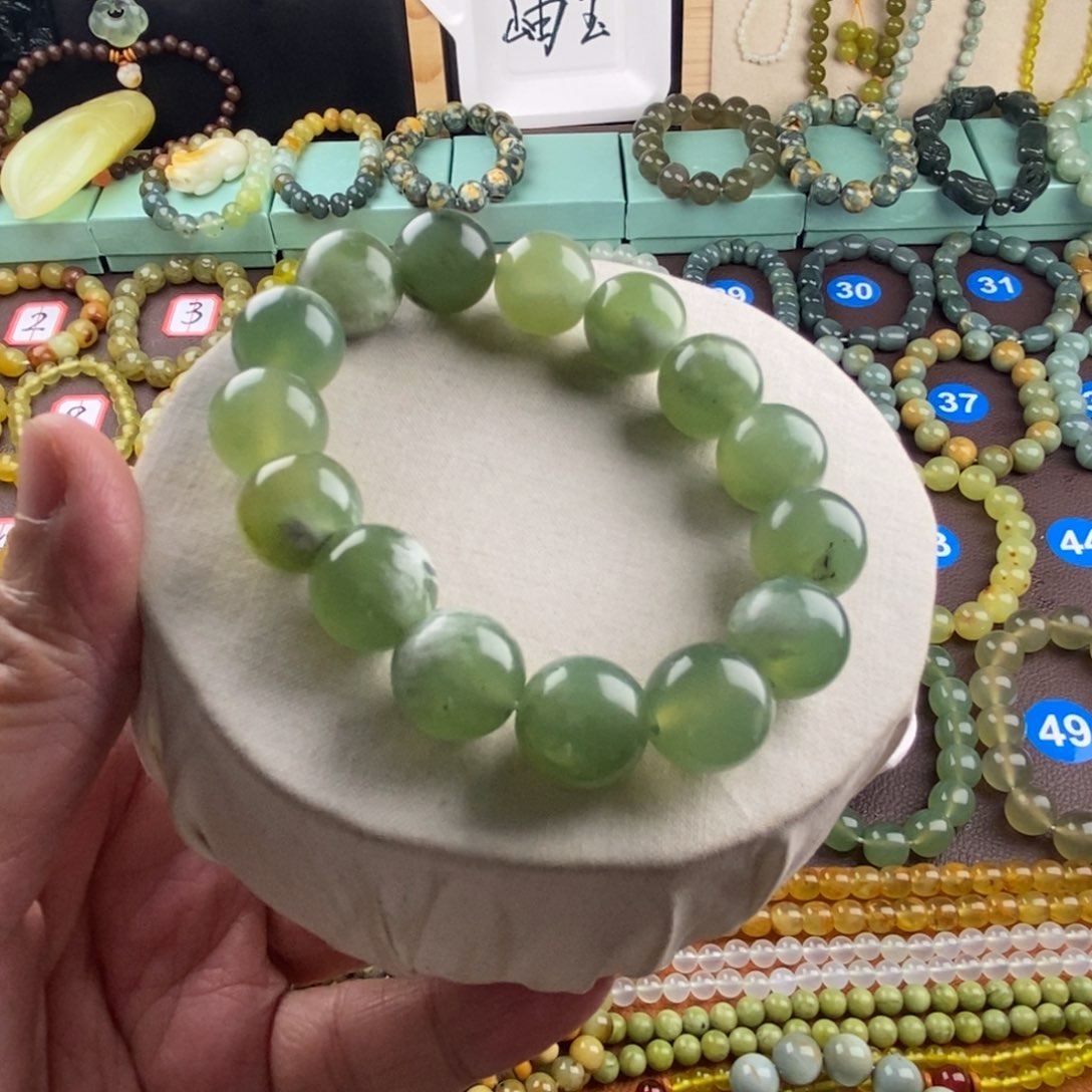 蛇纹石玉手串未镶嵌七****?