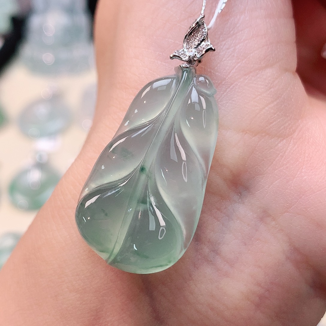 翡翠18K金镶嵌颈饰叶子