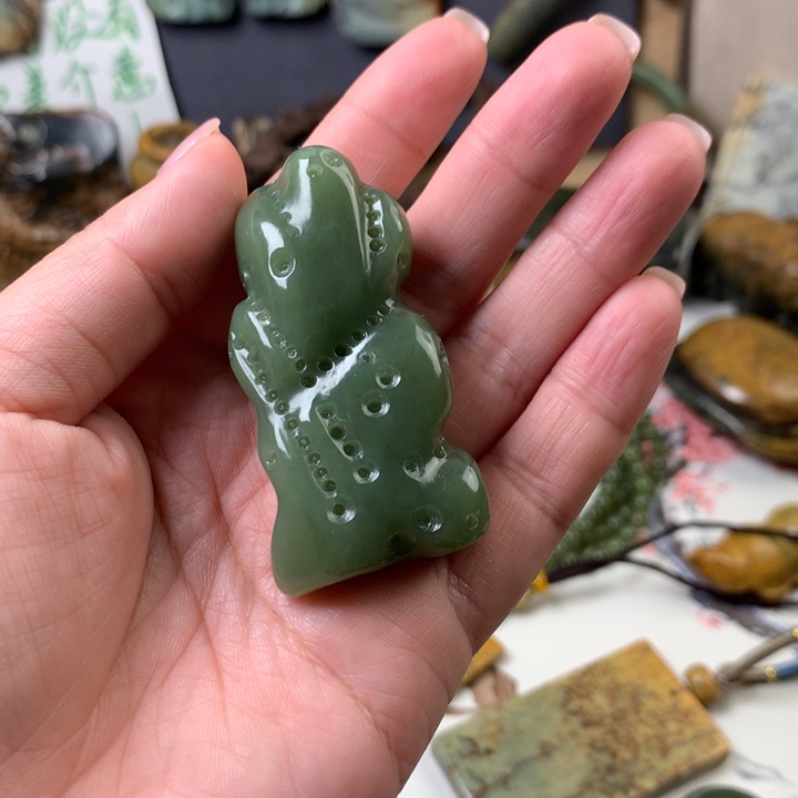 透闪石质玉挂件未镶嵌