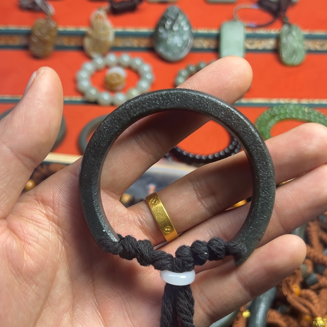 和田玉（糖玉）颈饰未镶嵌爱****蕾