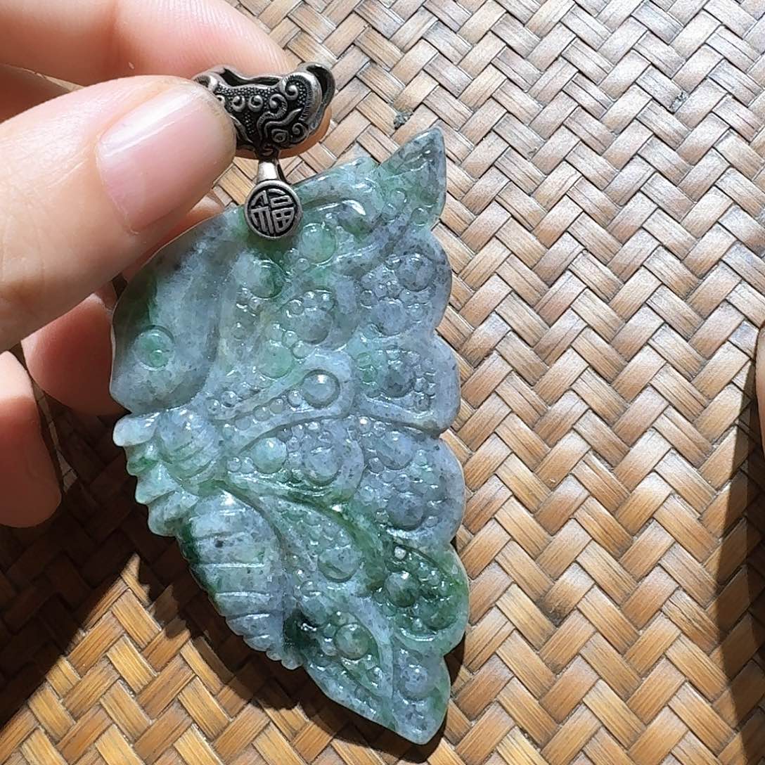 翡翠未镶嵌颈饰个性十足