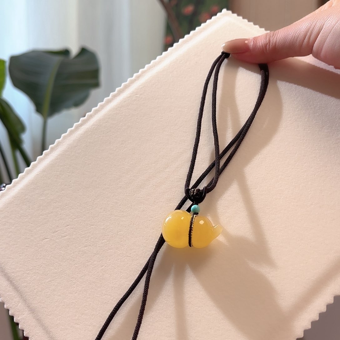 S***慕未镶嵌颈饰琥珀葫芦