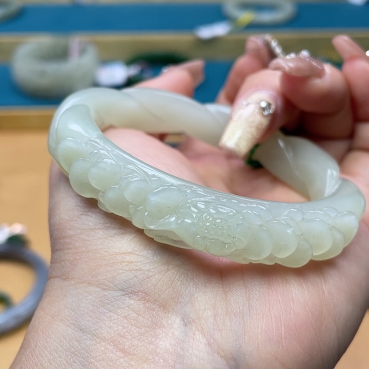 和田玉手镯59圈口。 编号49未镶嵌