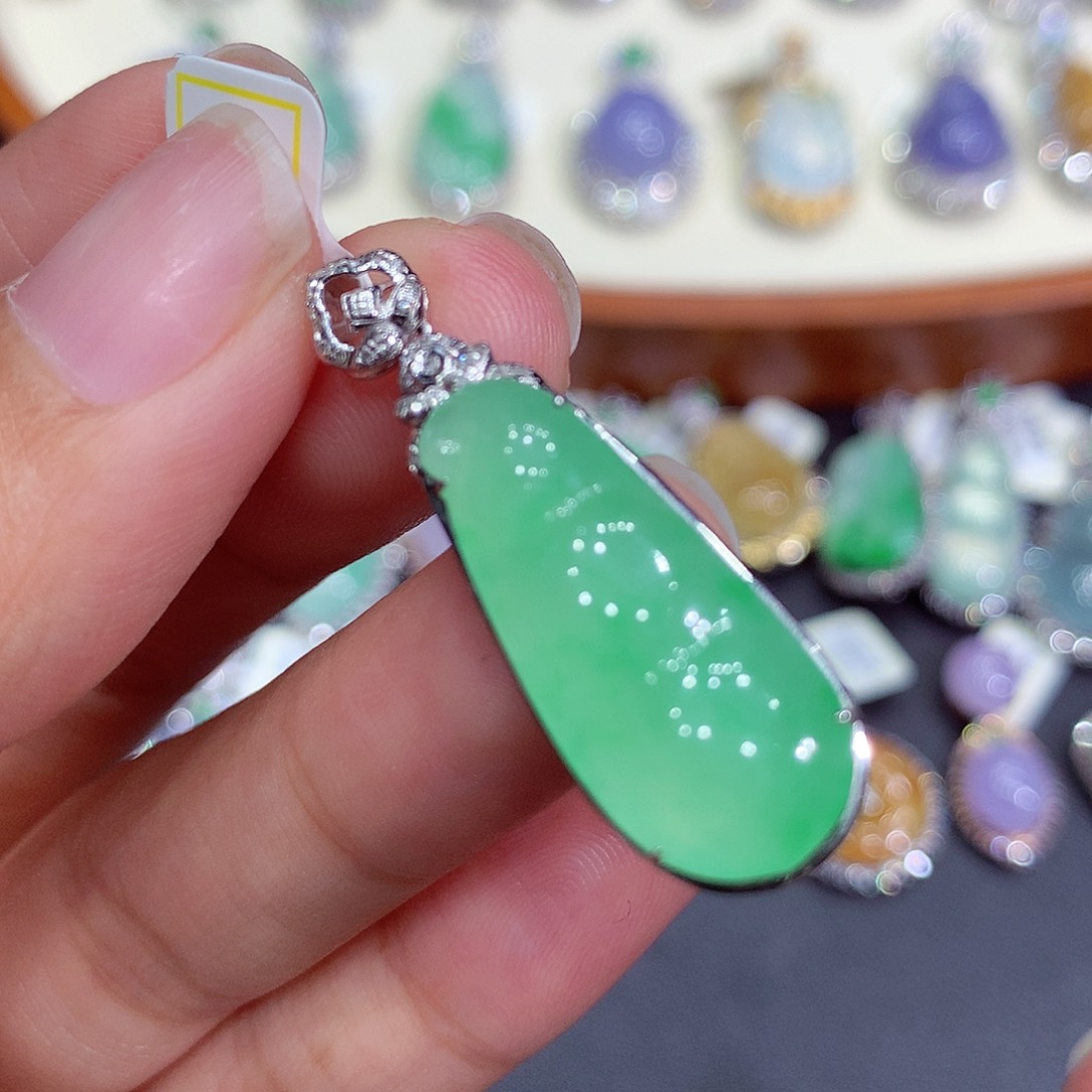 翡翠吊坠(不含链)18K金镶嵌