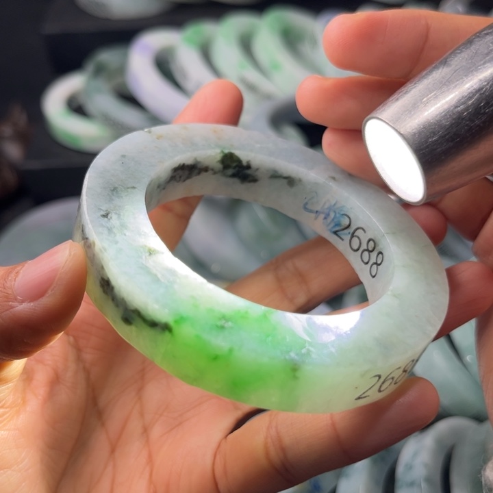 定制翡翠未镶嵌手镯