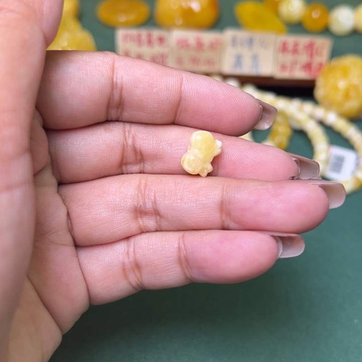 蜜蜡未镶嵌珠宝奇石