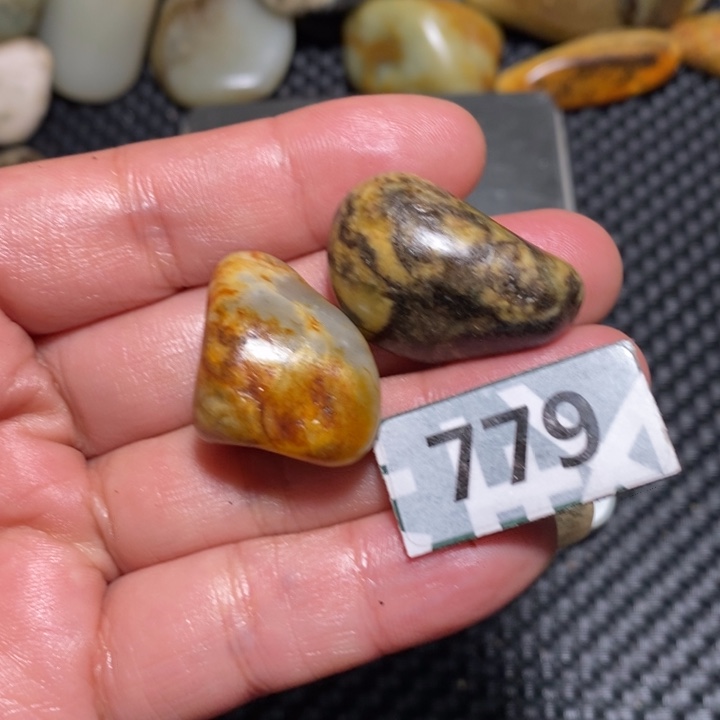 青***草和田玉未镶嵌挂件