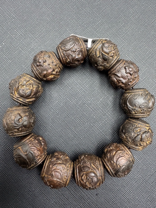 130沉木雕刻手串