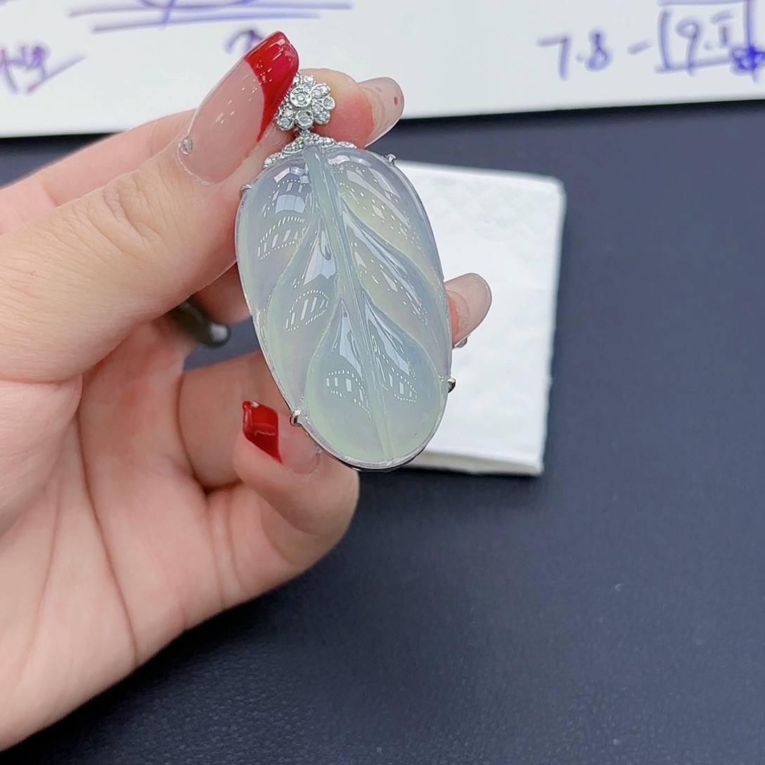 翡翠颈饰18K金镶嵌一***鱼叶子吊坠