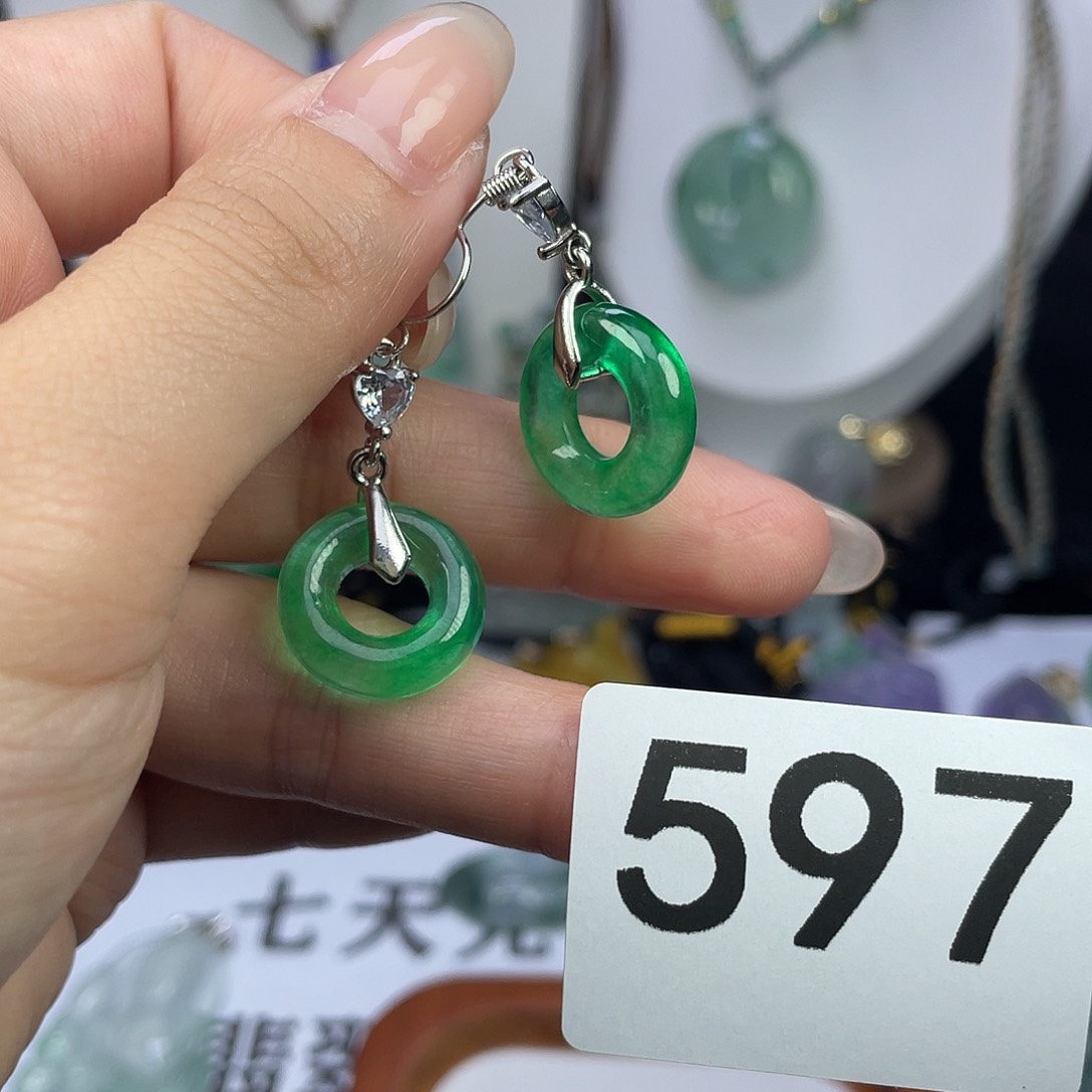 翡翠未镶嵌吊坠(赠链)